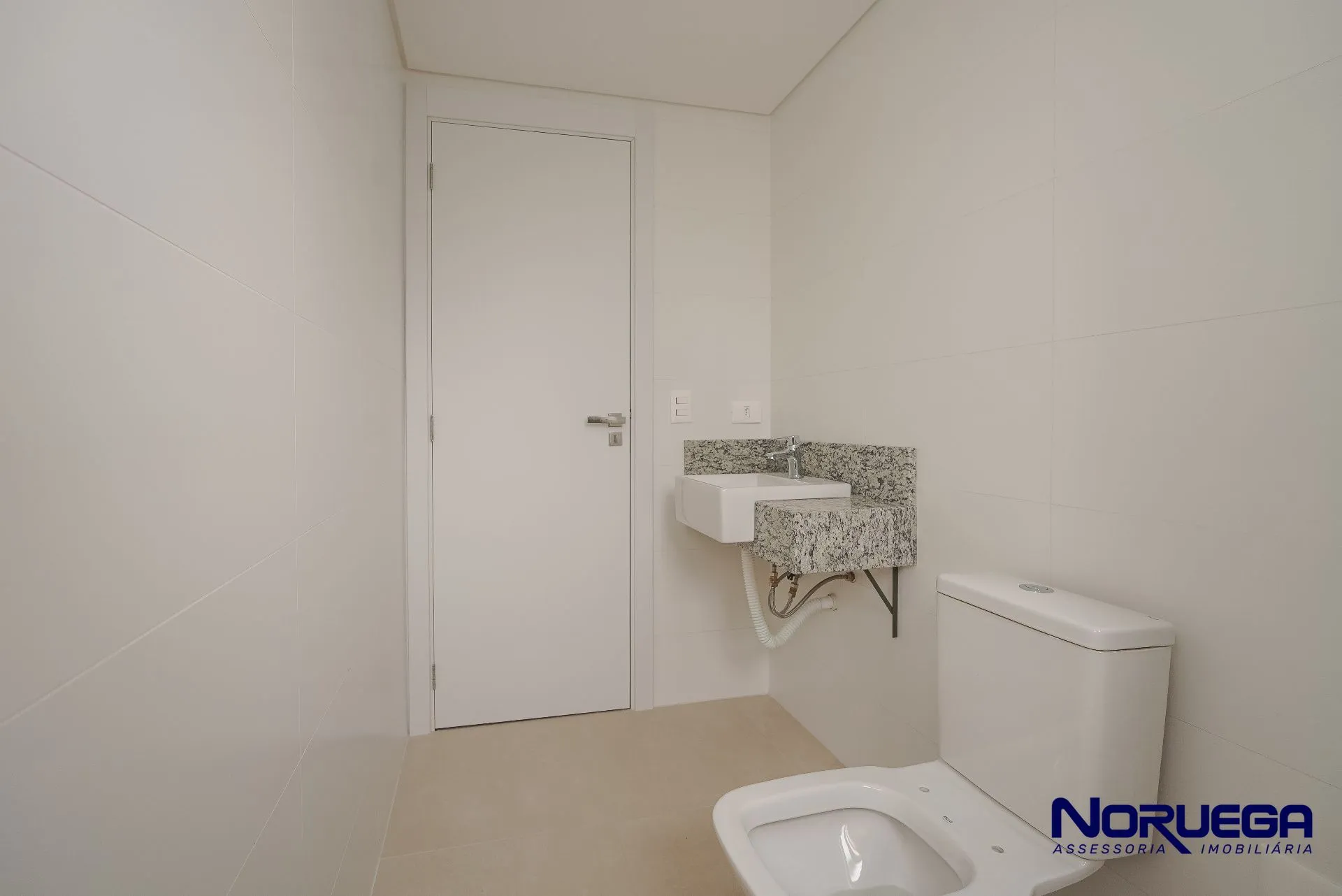 3-bedroom apartment with a glass-enclosed balcony — photo 11