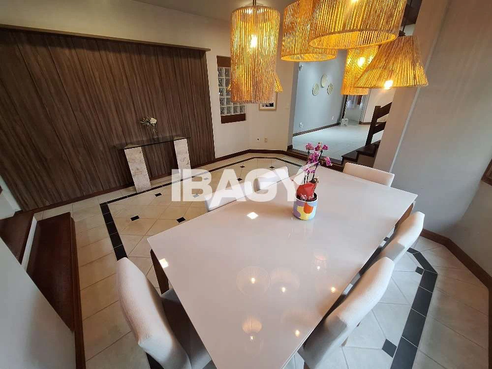 Casa com 3 suítes e 4 vagas, 840 m² de área total — photo 3