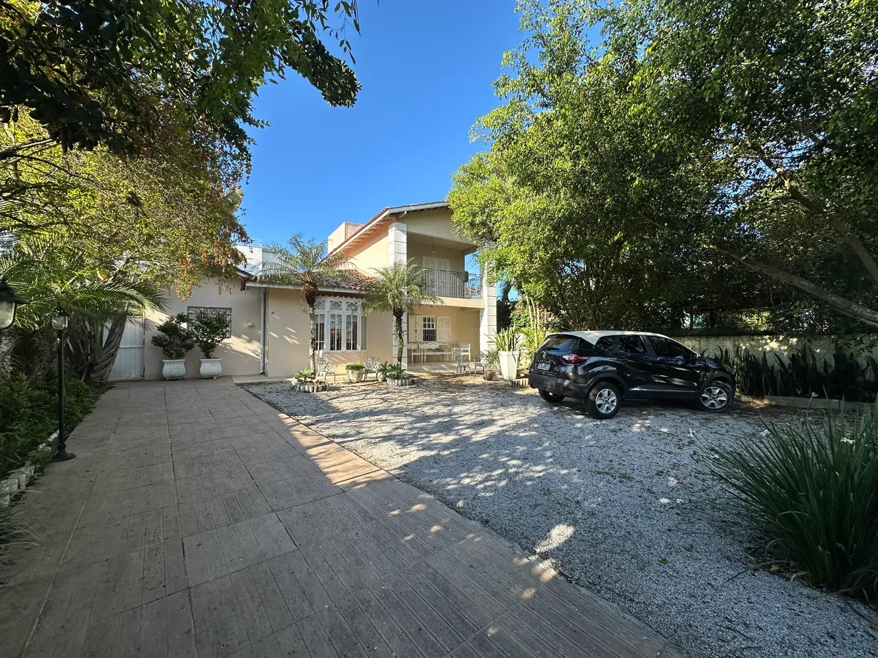 Casa de 320 m² com janelas do piso ao teto e lareira — photo 10