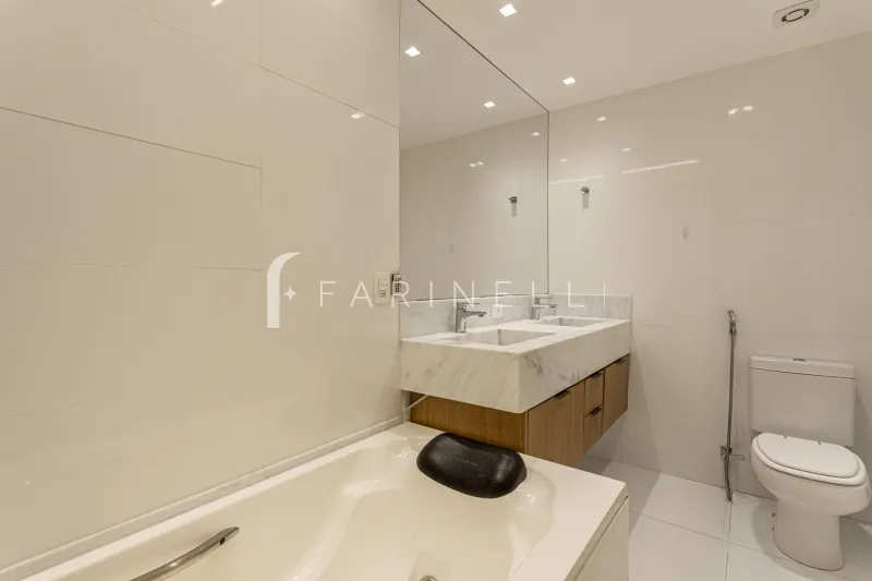 Glass-enclosed balcony in a 3-bedroom apartment, 136 m² — photo 7