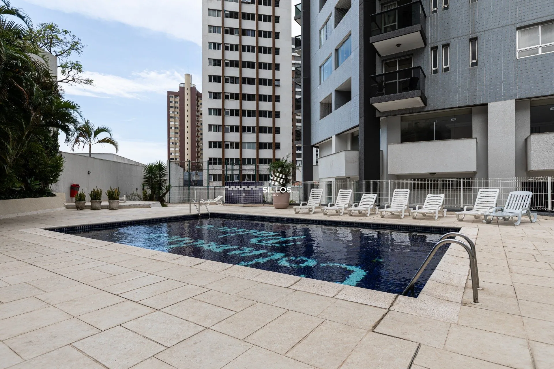 121 m² apartment with a glass-enclosed balcony and a bathtub — photo 26