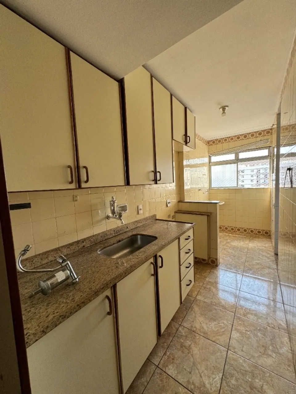 Apartamento com 2 quartos, lavanderia e dependência