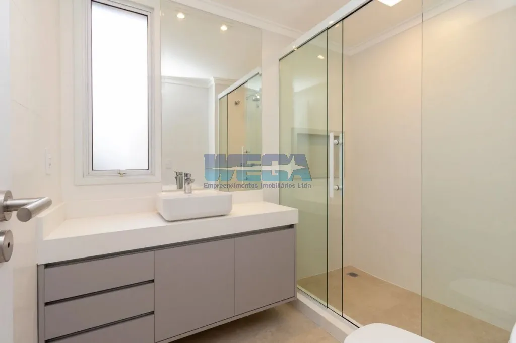 Apartamento com 4 quartos e varanda de vidro fechada — photo 27