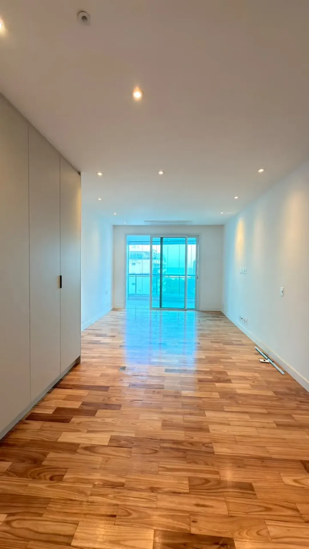 575 m² apartment with 5 en-suite bedrooms and glass balcony — photo 42