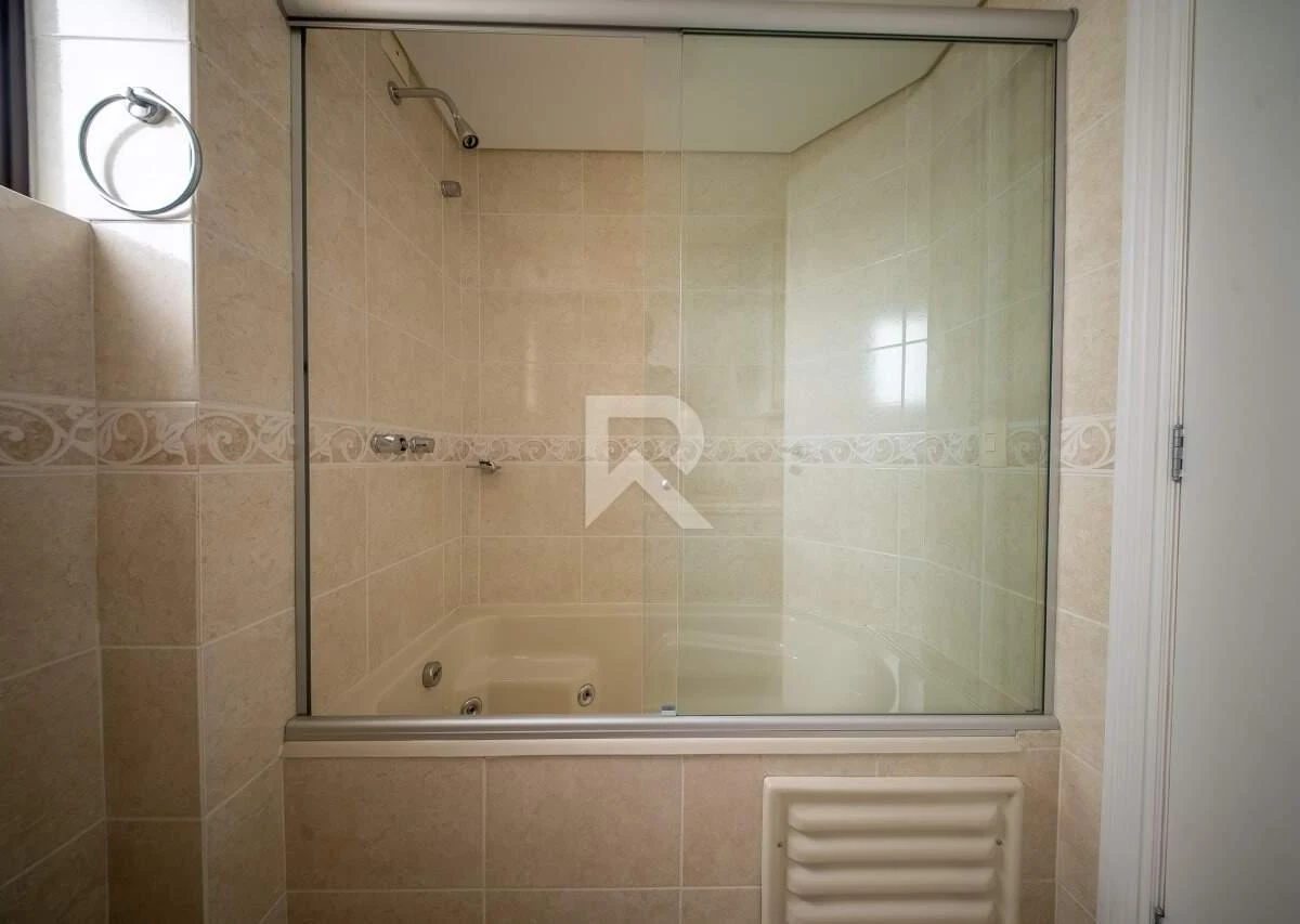 119 m² apartment with a grill on the balcony and a bathtub — photo 22
