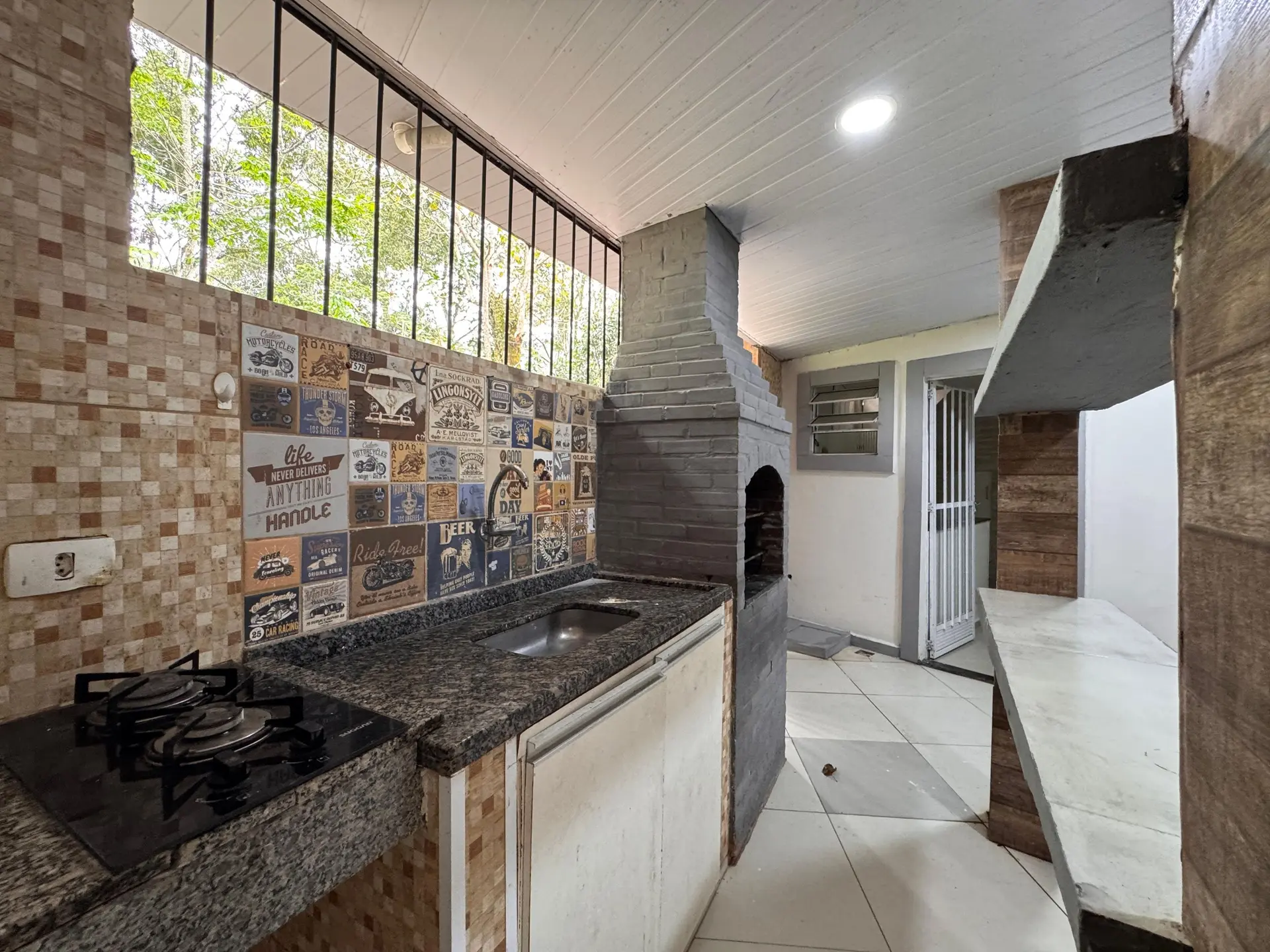 Balcony with a grill in a 2-bedroom house, 165 m² — photo 18