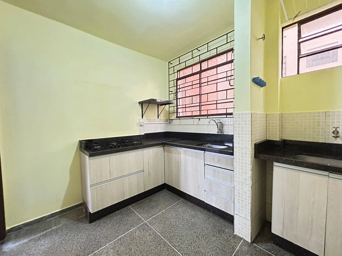 Apartamento de 3 quartos com piso de madeira ou laminado — photo 2