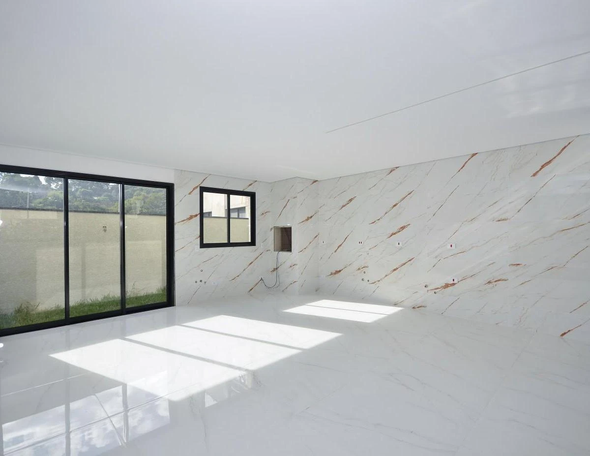 Townhouse with 3 en-suite bedrooms, 5 baths and 2 spots