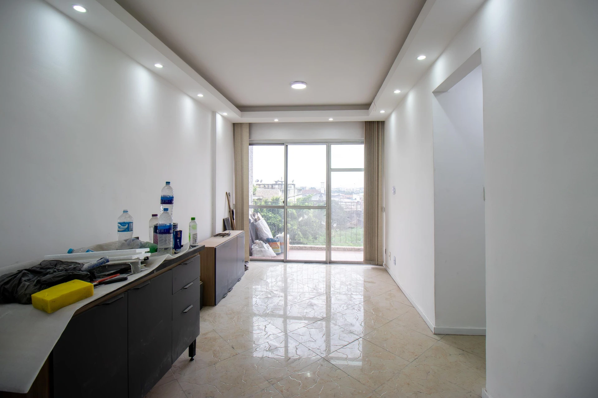 Apartamento mobiliado com 2 quartos e varanda fechada