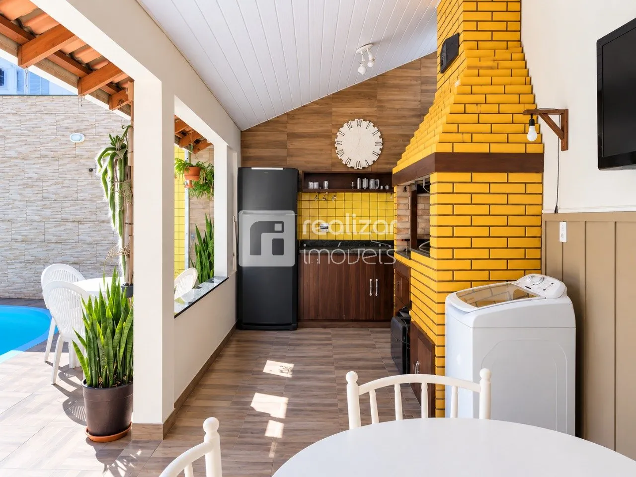 Balcony with a grill in a 5-bedroom house, 204 m² — photo 18