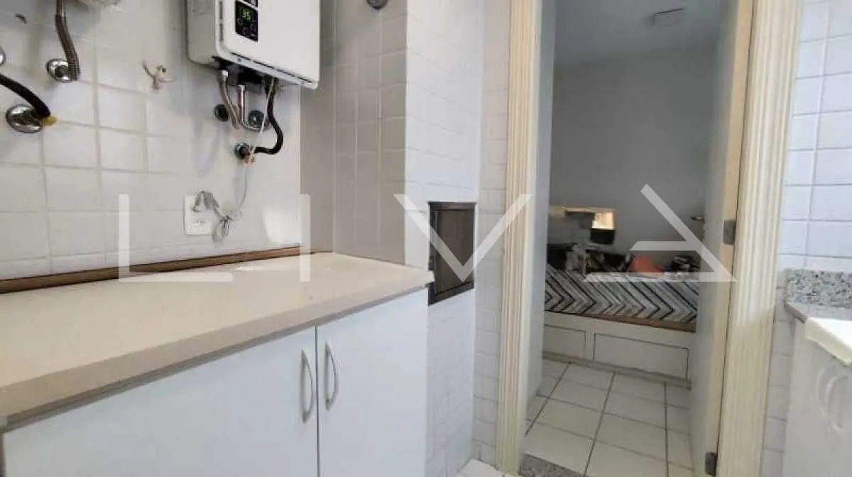 Walk-in closet in a 3-bedroom apartment, 165 m² — photo 7