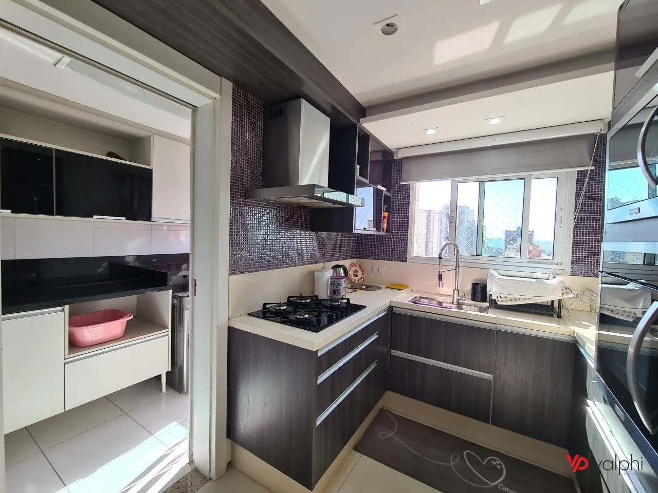 Furnished 2-bedroom apartment with enclosed balcony — photo 23