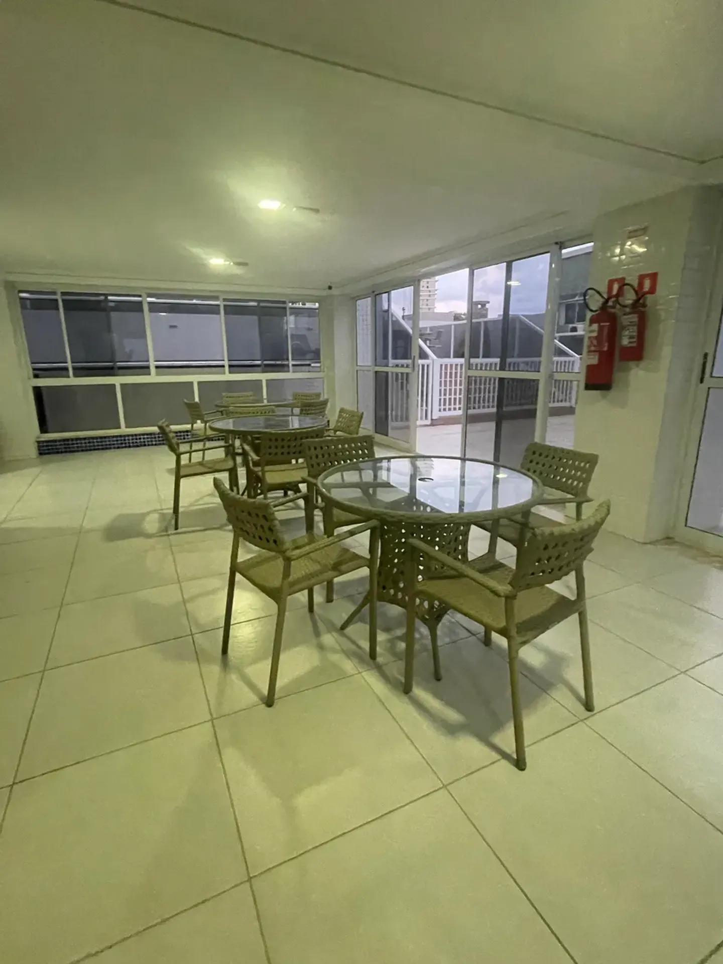 Glass-enclosed balcony in a 4-bedroom apartment, 115 m² — photo 22