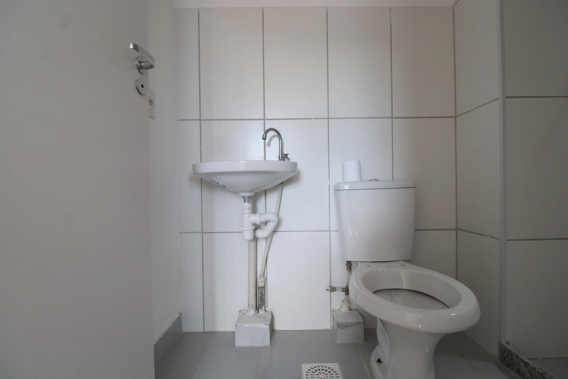 Unfurnished 2-bedroom apartment with balcony and private garden — photo 33