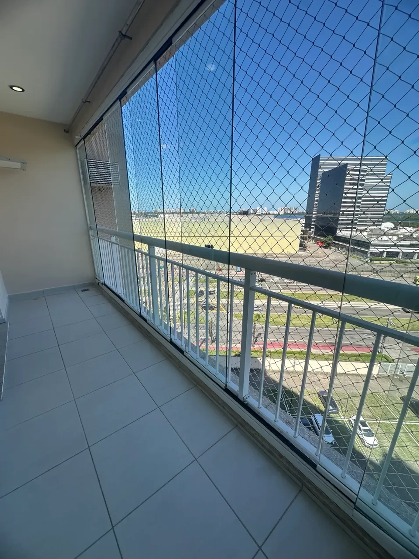 Furnished 3-bedroom apartment with 3 bathrooms — photo 10