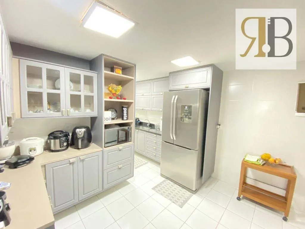 Рабочее место и 4 спальни: квартира 252 м² — photo 11