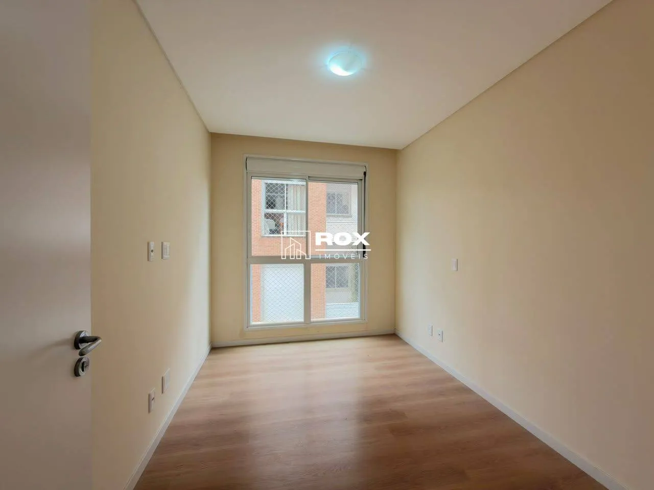 Glass-enclosed balcony in a 3-bedroom apartment, 105 m² — photo 2