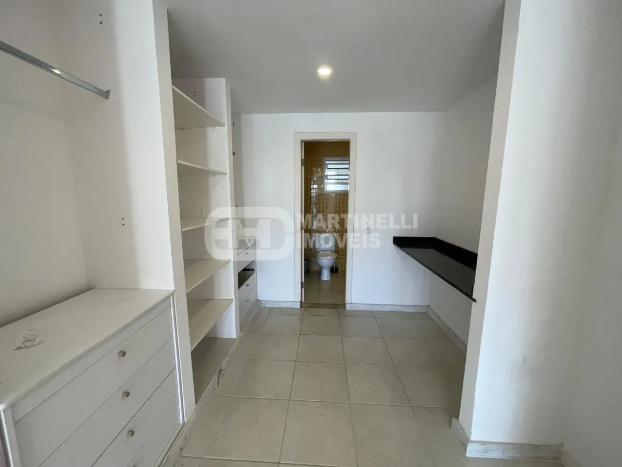 House with 4 bedrooms and 5 bathrooms and a separate kitchen — photo 8