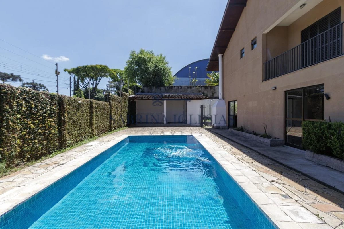 4-bedroom house with a grill on the balcony in Curitiba