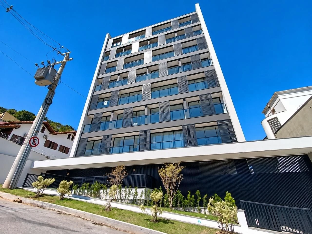 Apartamento com 1 dormitório e cozinha compacta com forno — photo 16