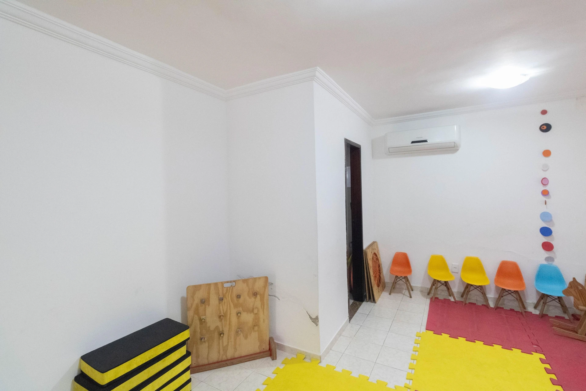 House with 3 bedrooms and a separate kitchen with gas stove — photo 8