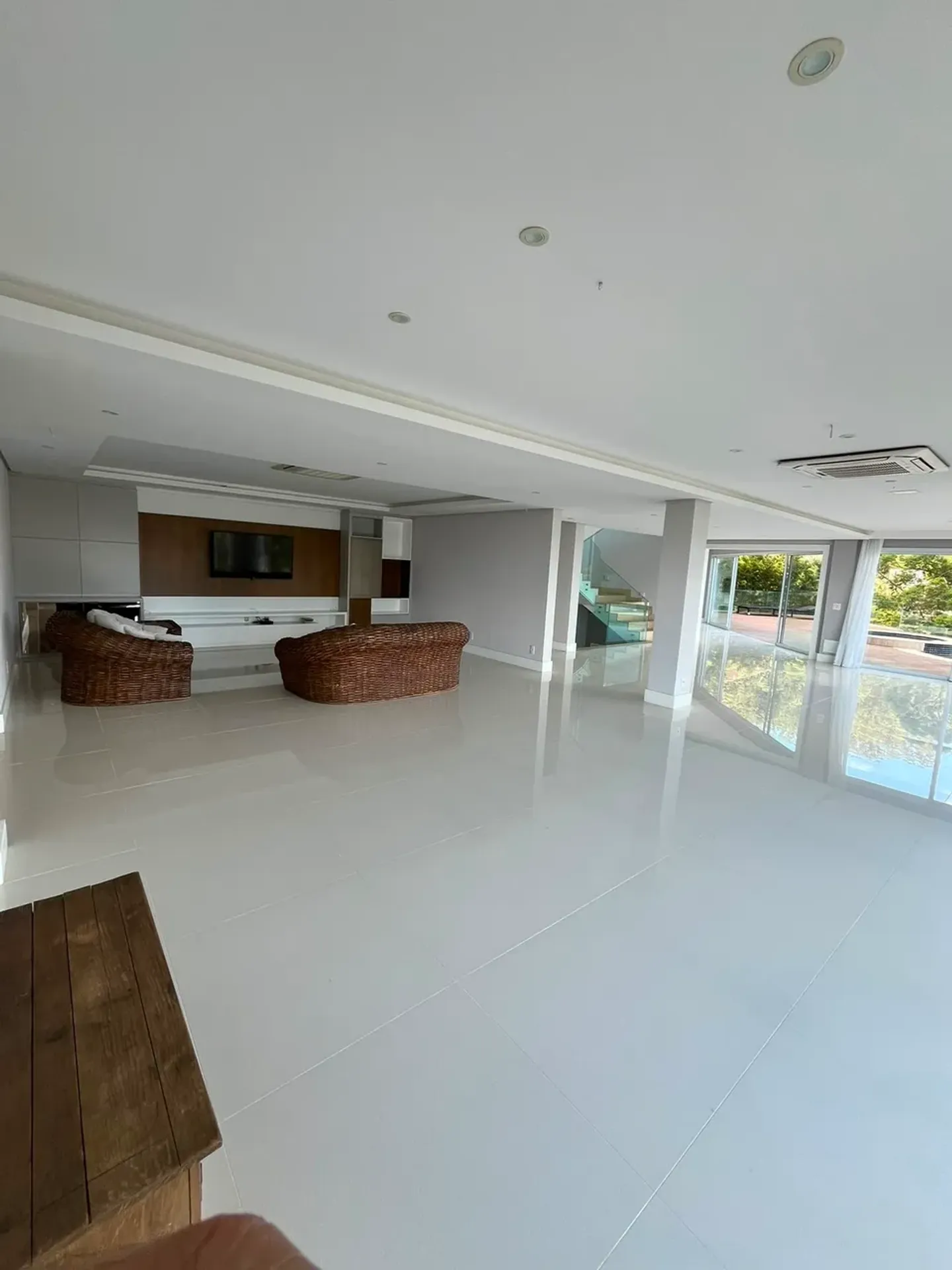 Casa de 1000 m² con vista al agua y chimenea — photo 51
