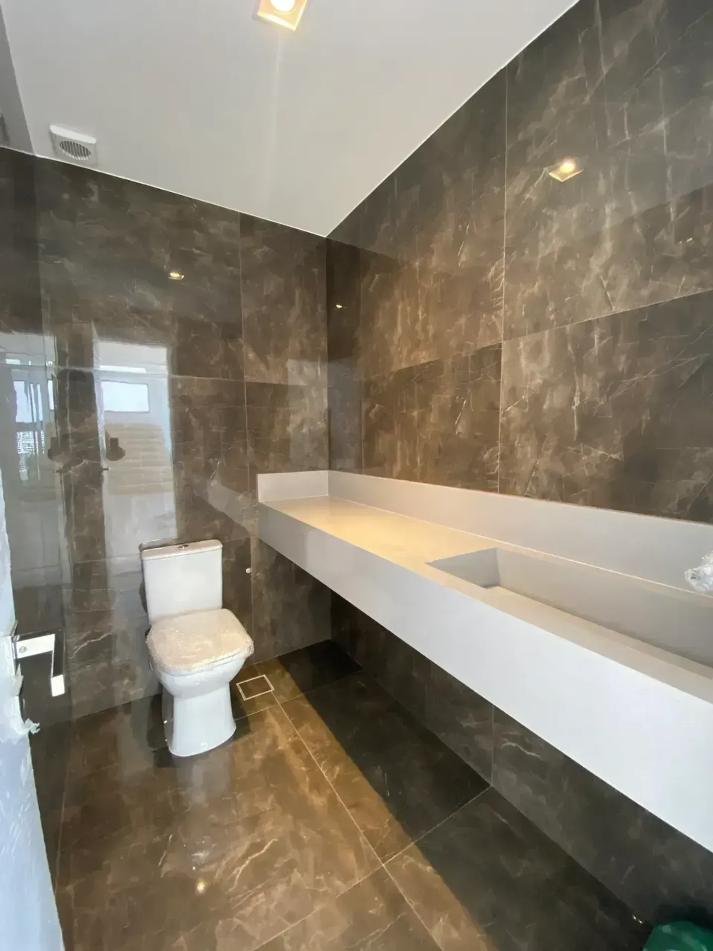 Unfurnished house with 5 bedrooms and 5 bathrooms — photo 23