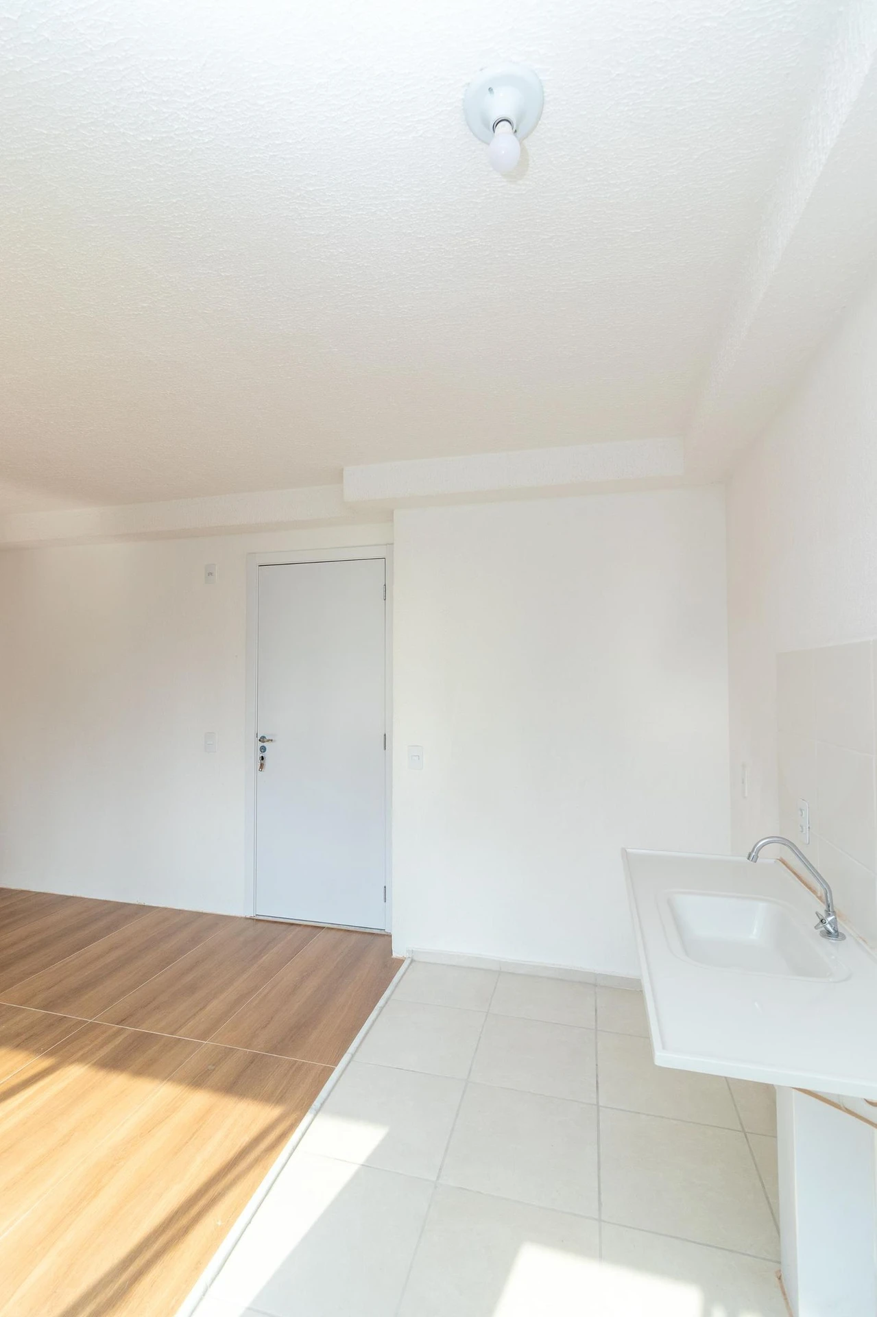 One-bedroom apartment in a building with a gym — photo 15