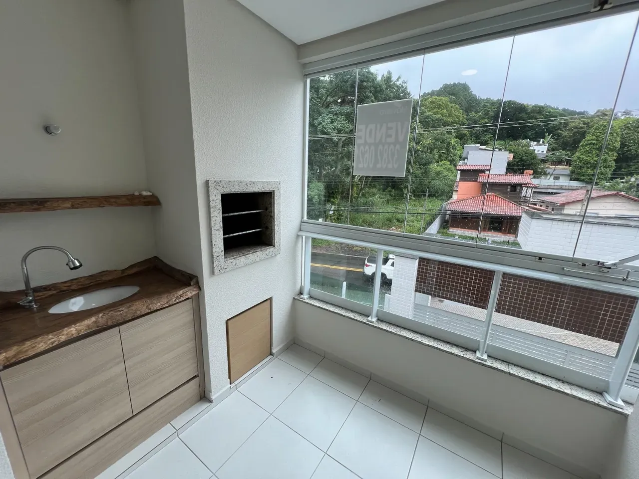 Balcony with a grill in a 3-bedroom apartment, 87 m² — photo 5