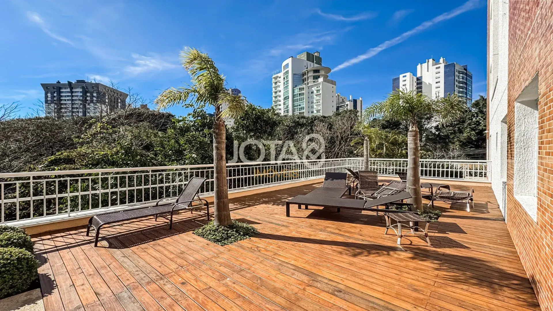 3-bedroom apartment with 185 m² and private BBQ space — photo 40