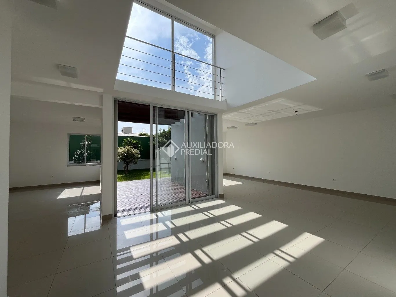 Floor-to-ceiling windows in a 3-bedroom house, 220 m² — photo 13