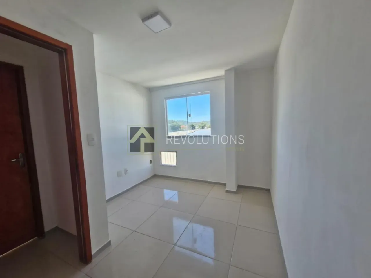 2-bedroom apartment with balcony and laundry area — photo 3