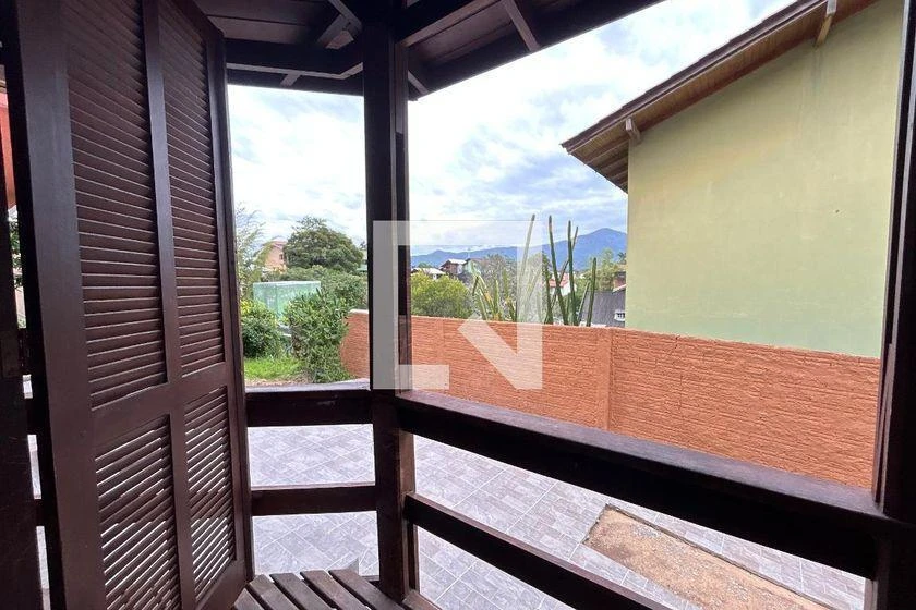 Balcony with a grill in a 3-bedroom house, 100 m² — photo 14