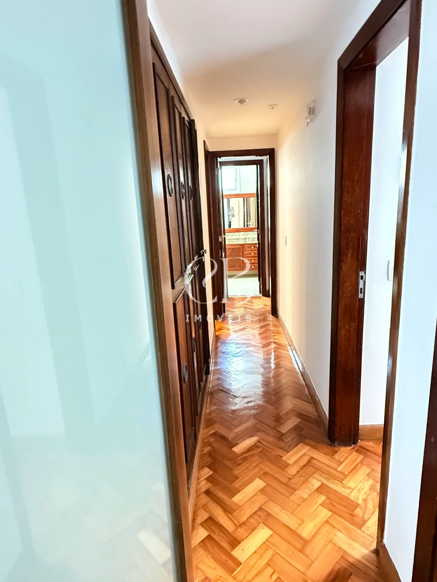 Apartment with 4 bedrooms and a glass-enclosed balcony — photo 11