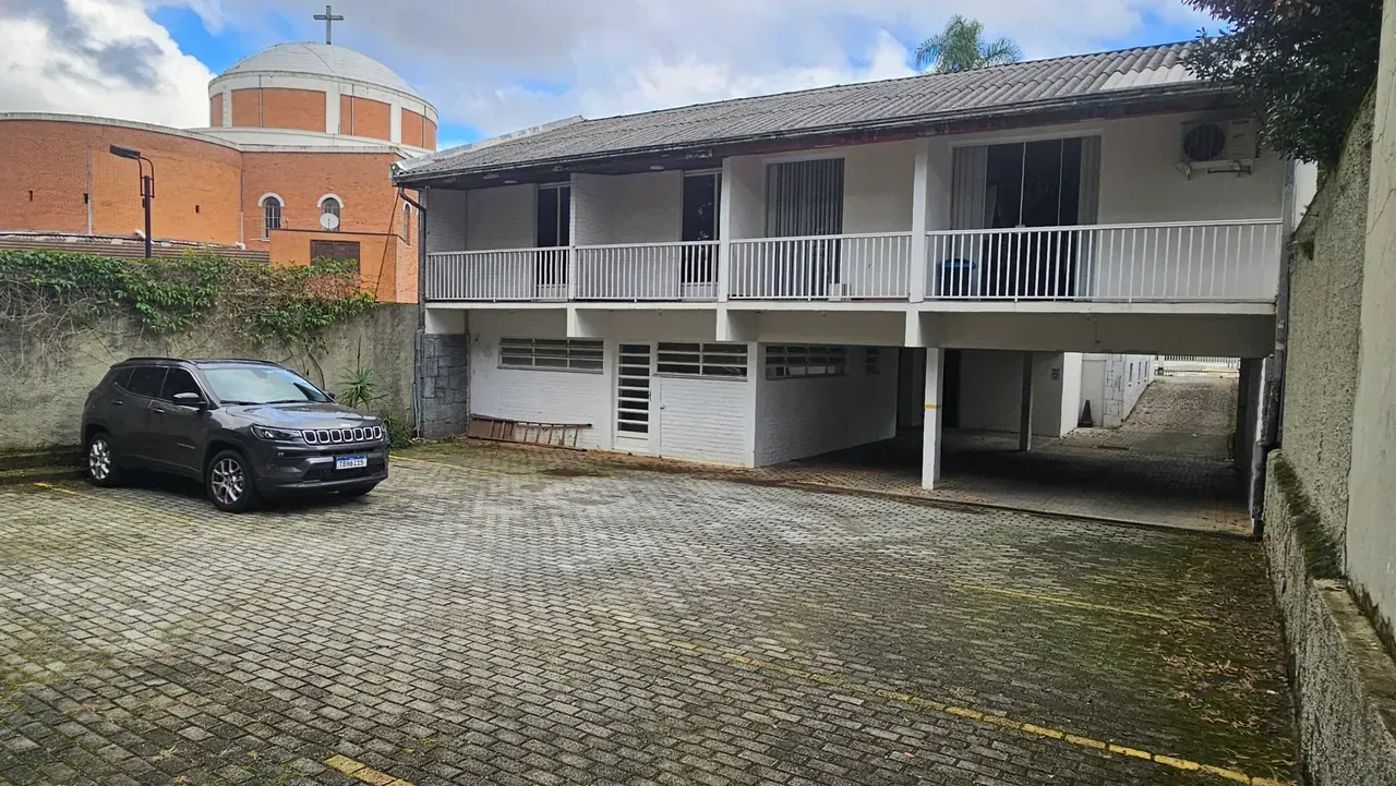 Glass-enclosed balcony in a 5-bedroom house, 357 m² — photo 2