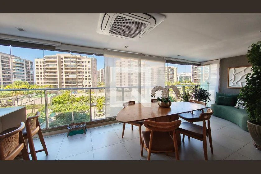 4-bedroom apartment with a glass-enclosed balcony — photo 11