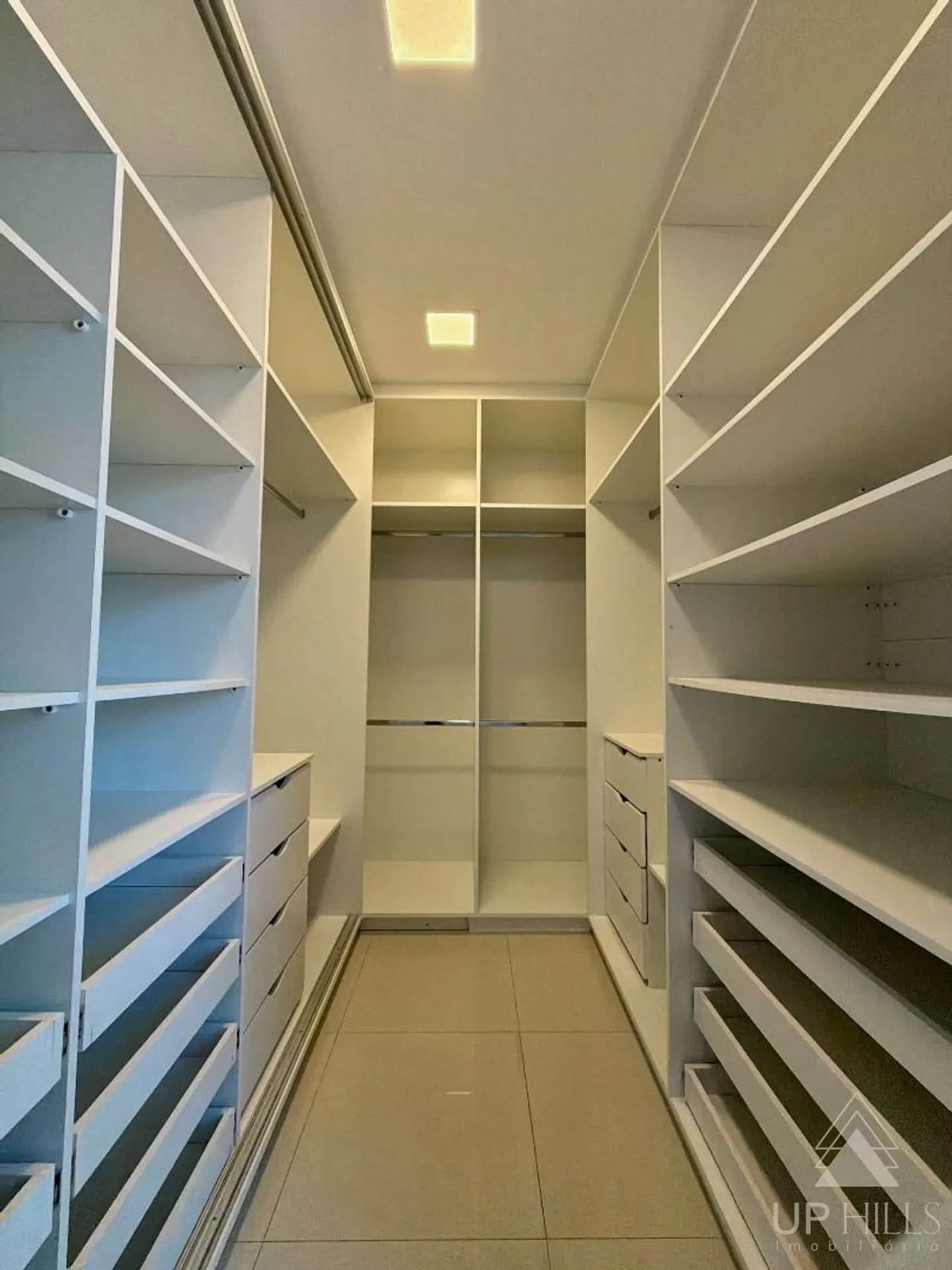 Casa com 3 suítes e cozinha aberta com fogão a gás — photo 60