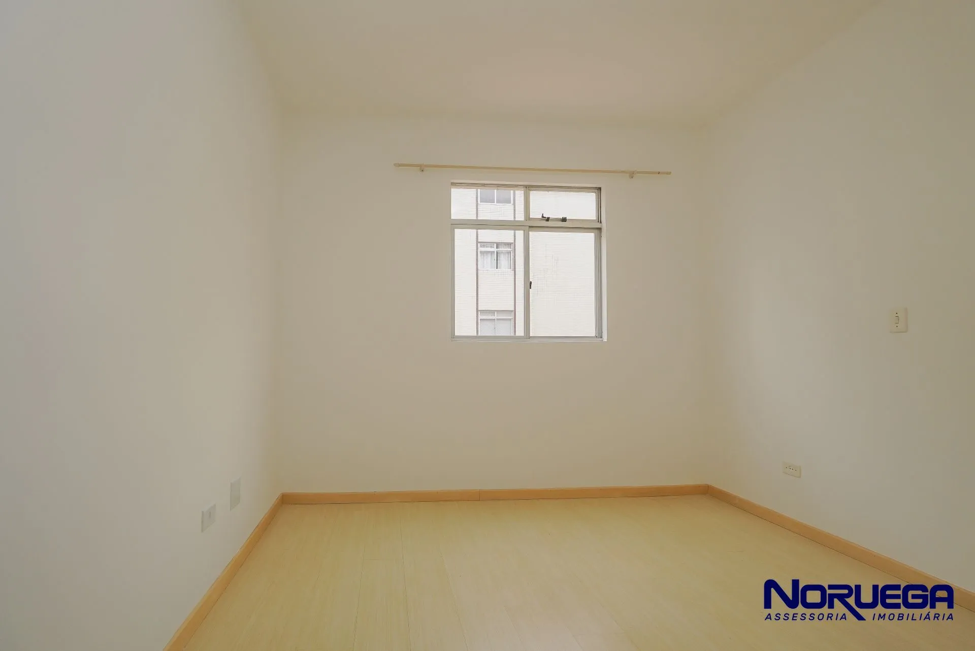Деревянный пол или ламинат и 2 спальни: квартира 103 м² — photo 19