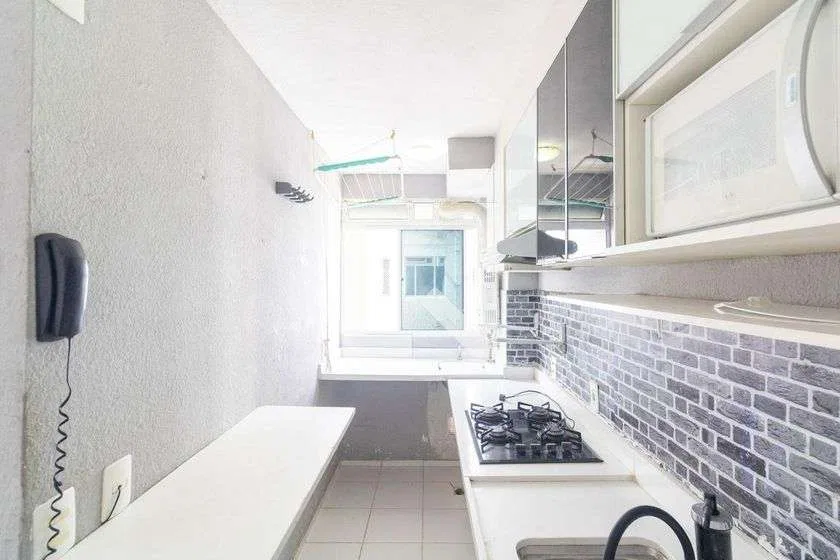 2-bedroom apartment in a building with a gym — photo 9