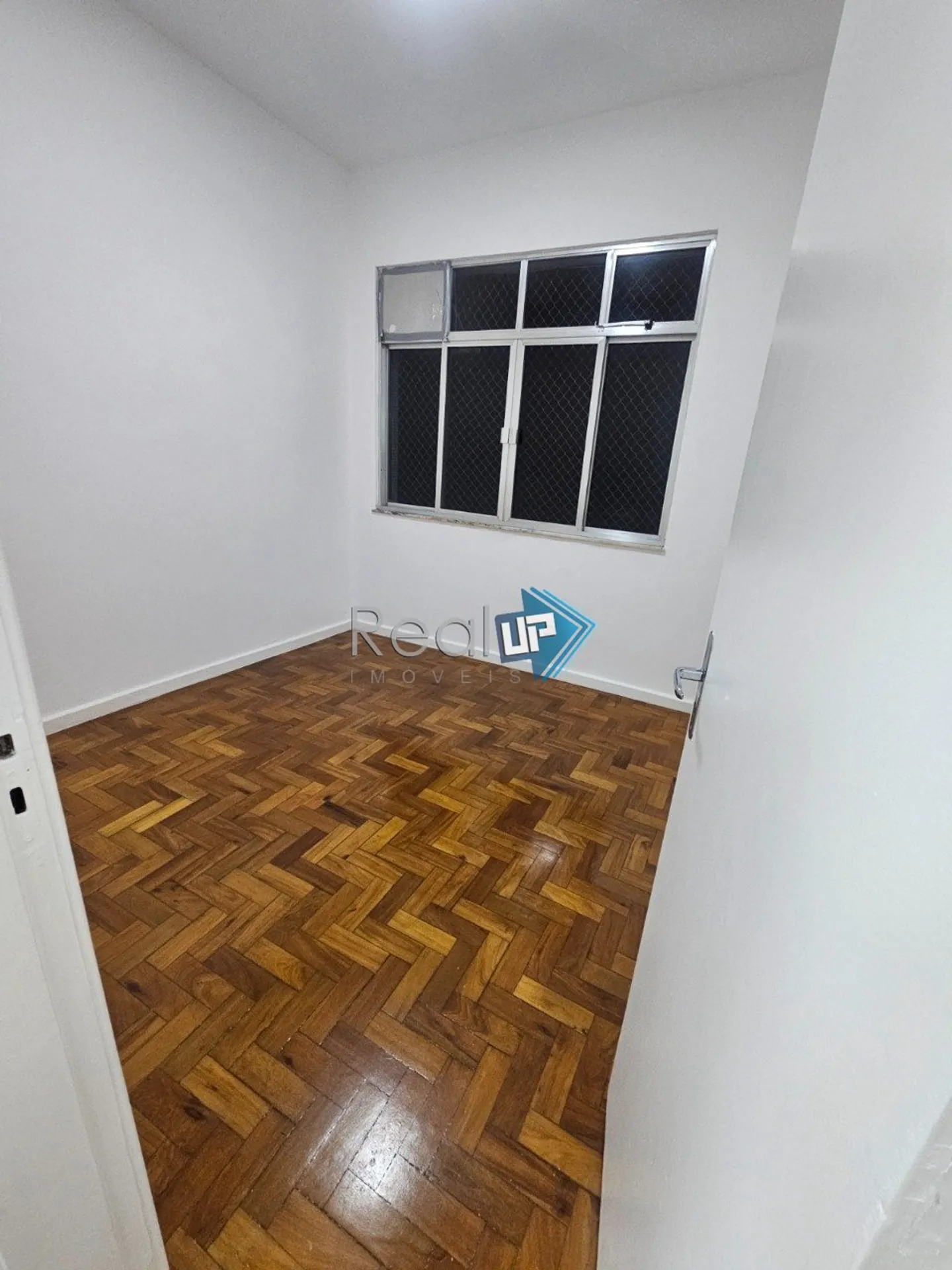 Wood or laminate floors in a 2-bedroom apartment, 68 m² — photo 17