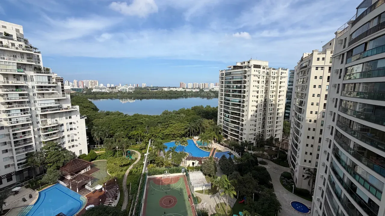 157 m² apartment with 4 bedrooms, 3 baths, balcony — photo 12