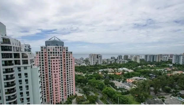 Unfurnished apartment with an enclosed glass balcony — photo 12