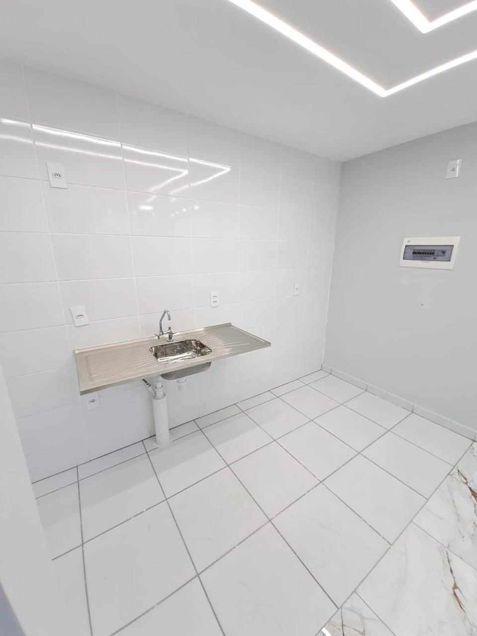 2-bedroom apartment in a building with a gym — photo 8