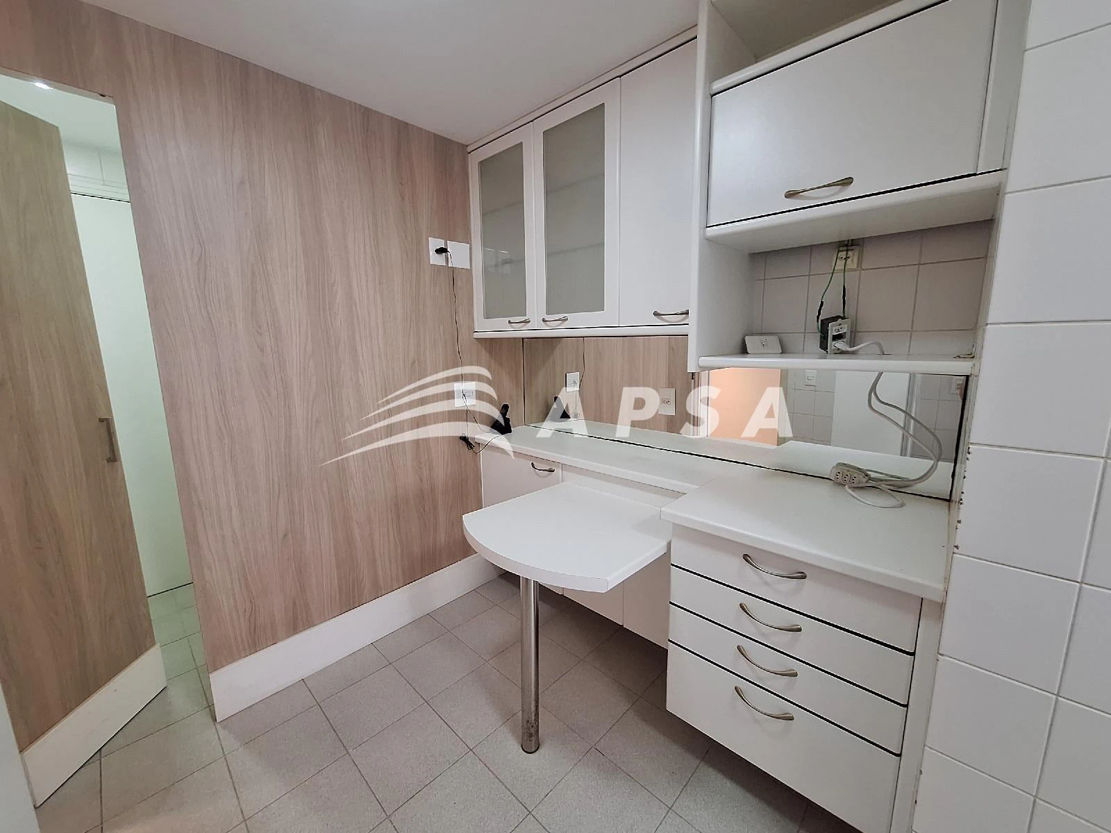 Balcony with a grill in a 2-bedroom apartment, 98 m² — photo 25