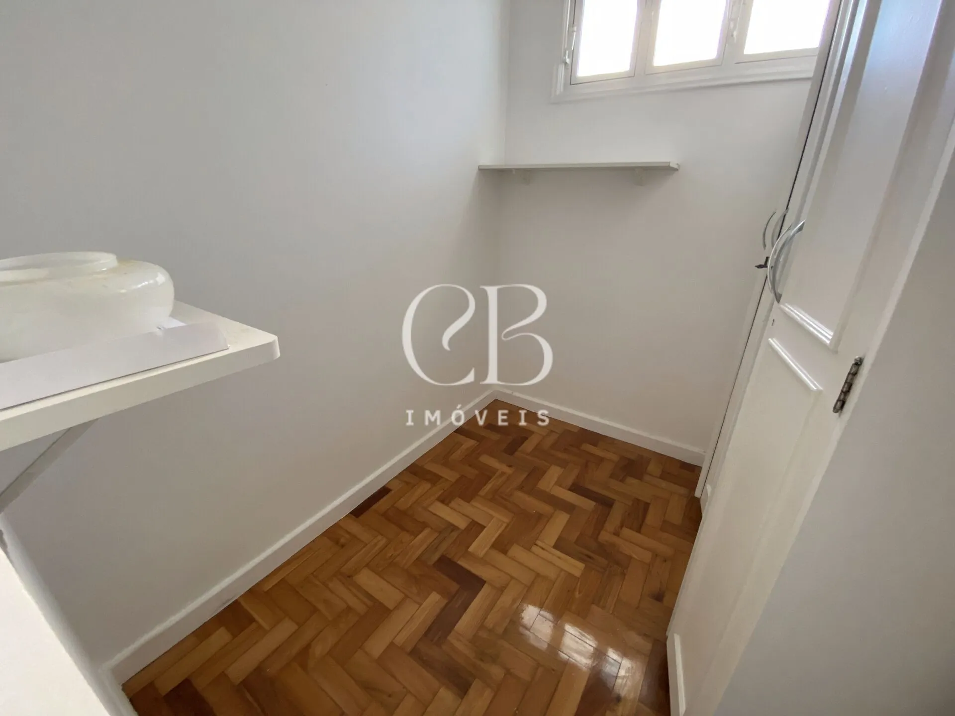 Apartment with 4 bedrooms and a glass-enclosed balcony — photo 44