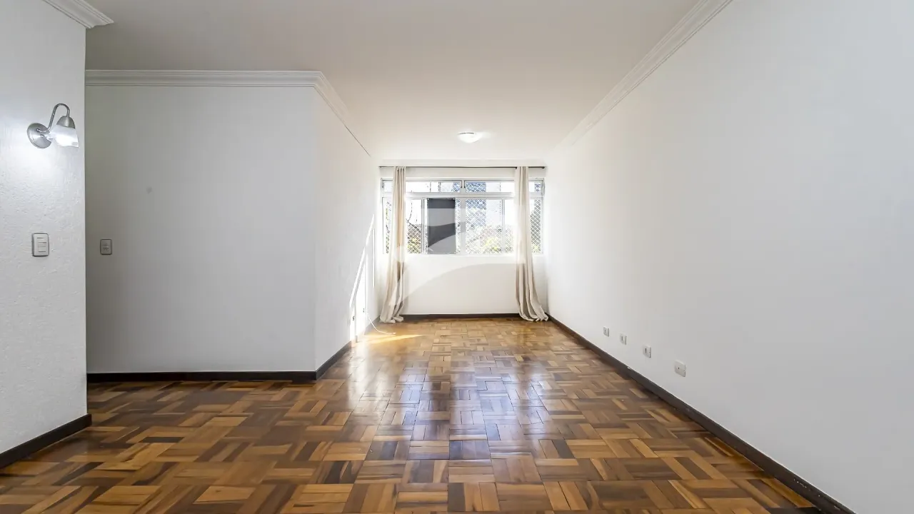 2-bedroom apartment with wood flooring in the living room — photo 2