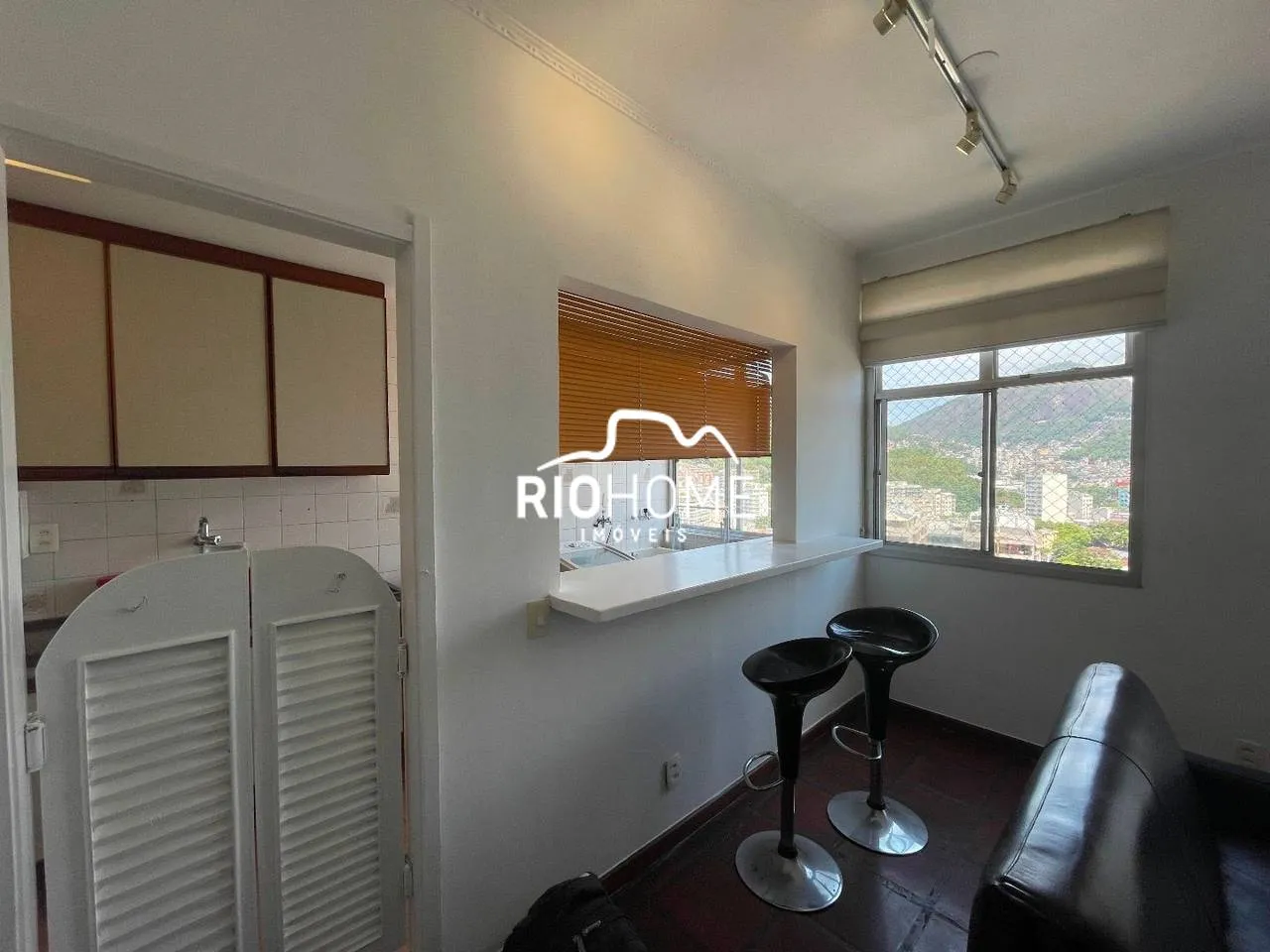 One-bedroom apartment with a mountain view — photo 8