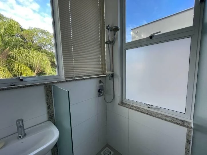 Ventanales de piso a techo y 4 dormitorios: casa de 400 m² — photo 43