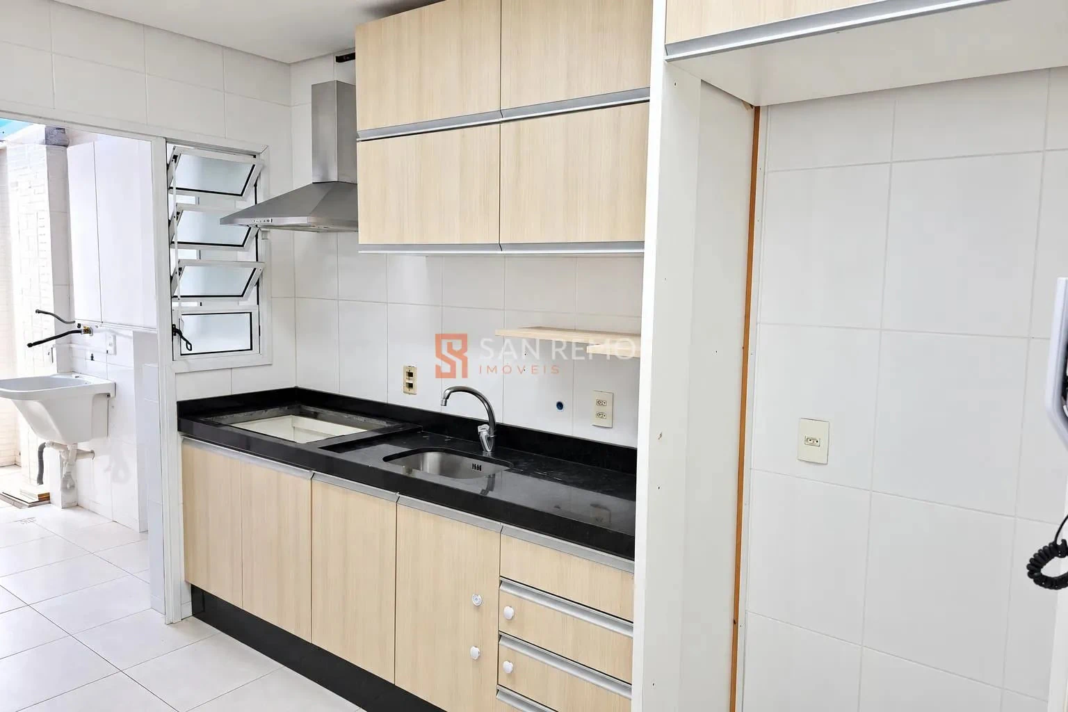 Balcony with a grill in a 3-bedroom apartment, 87 m² — photo 2