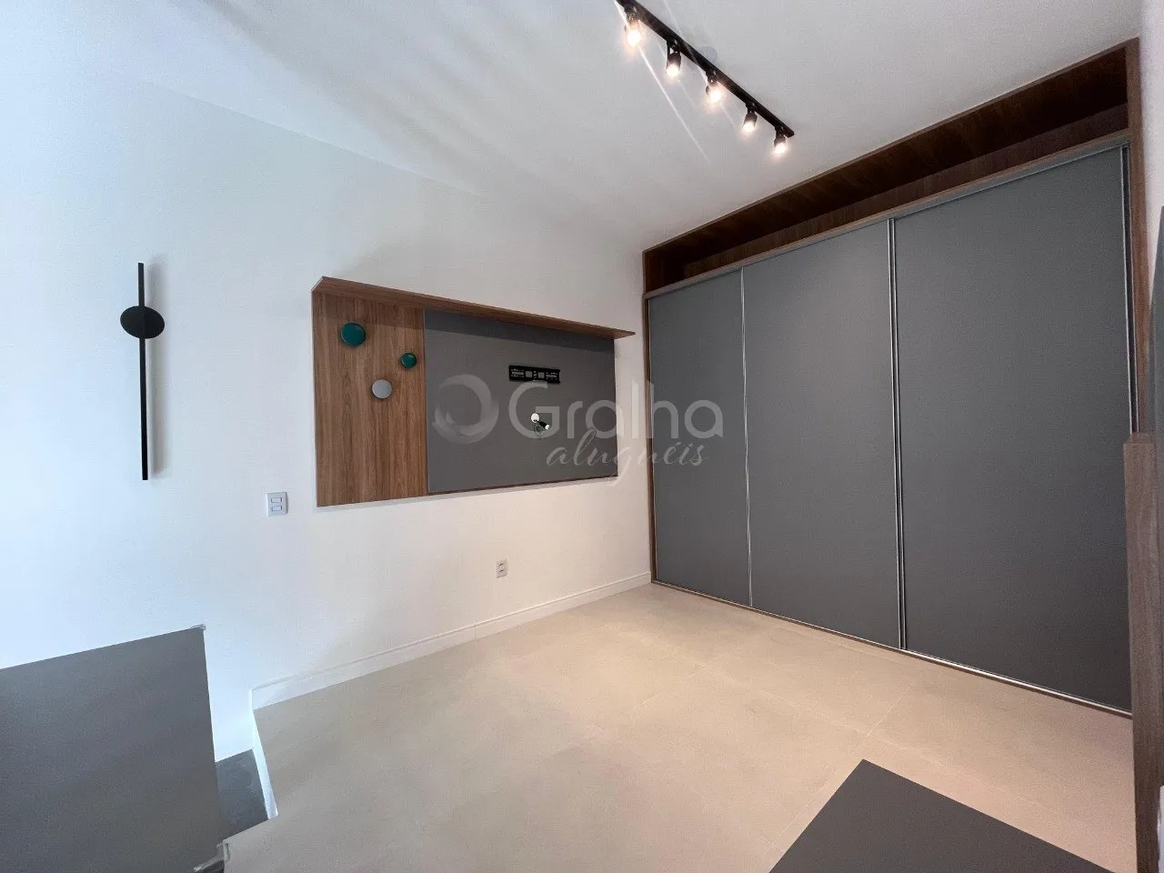 Floor-to-ceiling windows in a one-bedroom apartment, 80 m² — photo 16